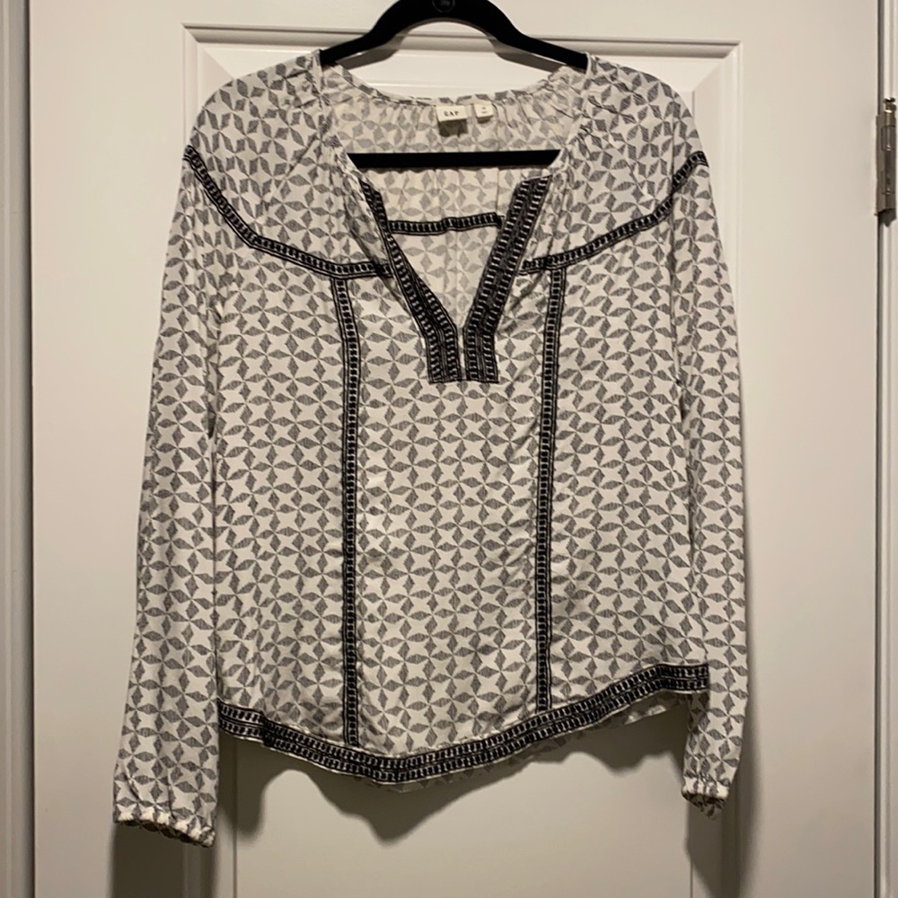 Black and white GAP top